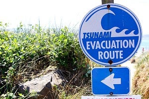 photo of a Tsunami Evacuation sign on Oregon Coast